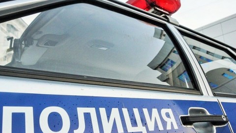 Полицейские задержали курьера похитившего у жительницы Мамонтовского района 125 тысяч рублей